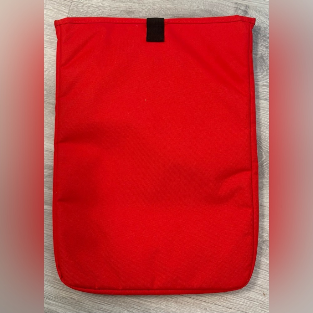 Jansport 15" LAPTOP SLEEVE - High Risk Red
Protective plush lined - Picture 4 of 6